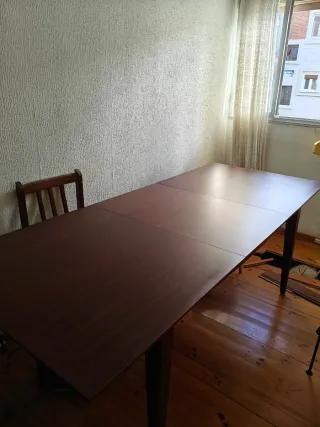 Mesa comedor extensible madera con 4 sillas.