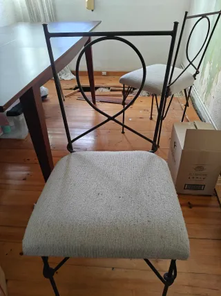 Mesa comedor extensible madera con 4 sillas.