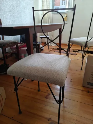 Mesa comedor extensible madera con 4 sillas.