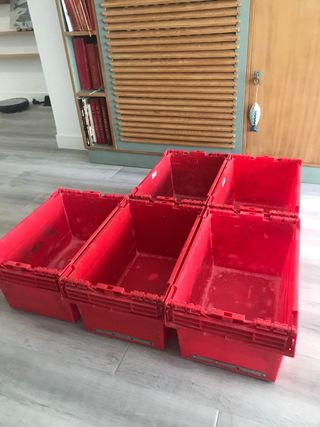Cajas de plástico duro rojas