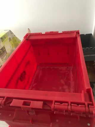 Cajas de plástico duro rojas