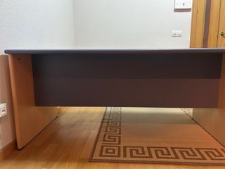 Escritorio de oficina azul y marrón