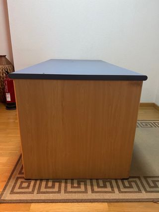 Escritorio de oficina azul y marrón