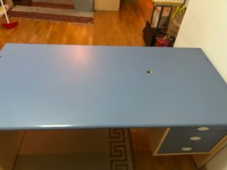 Escritorio de oficina azul y marrón