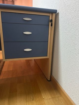 Escritorio de oficina azul y marrón