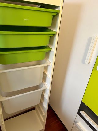 Estantería blanca con cajones verdes