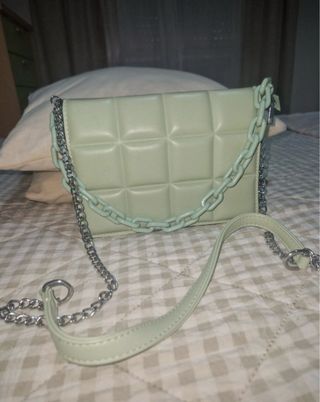 Bolso acolchado verde con cadena