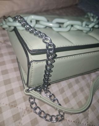 Bolso acolchado verde con cadena