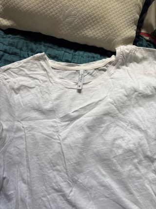 Camiseta blanca con lazo y anilla