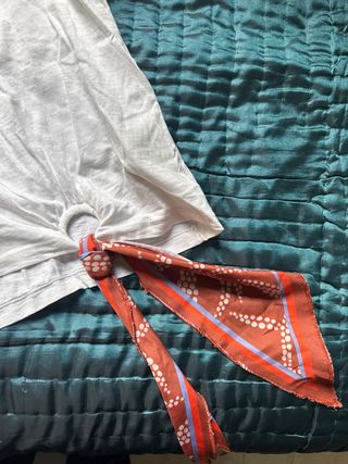 Camiseta blanca con lazo y anilla