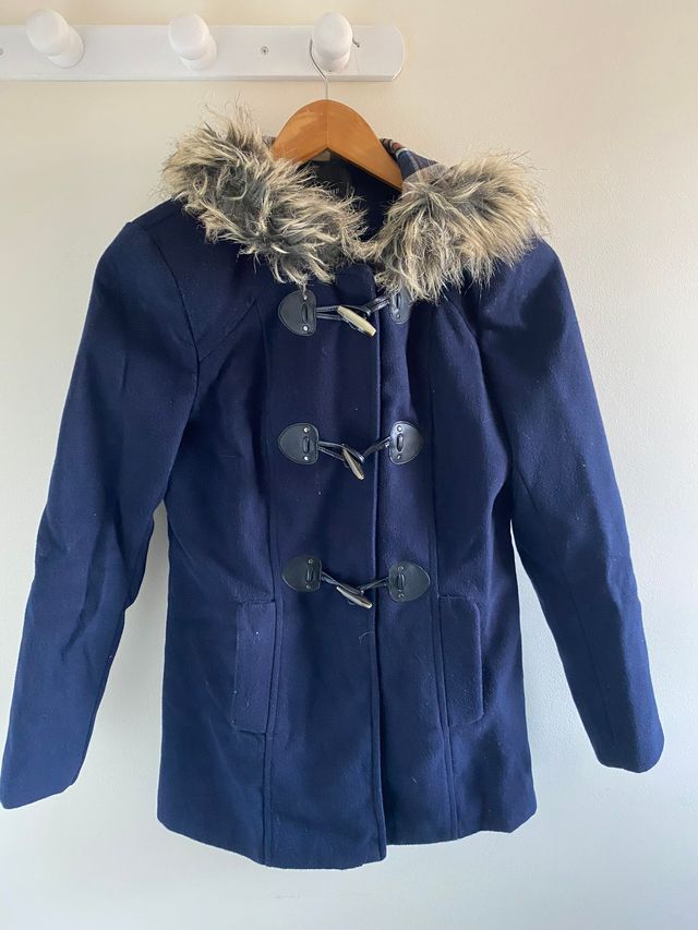 Abrigo azul marino con capucha y pelo
