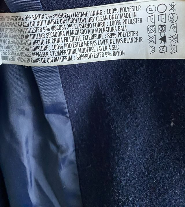 Abrigo azul marino con capucha y pelo