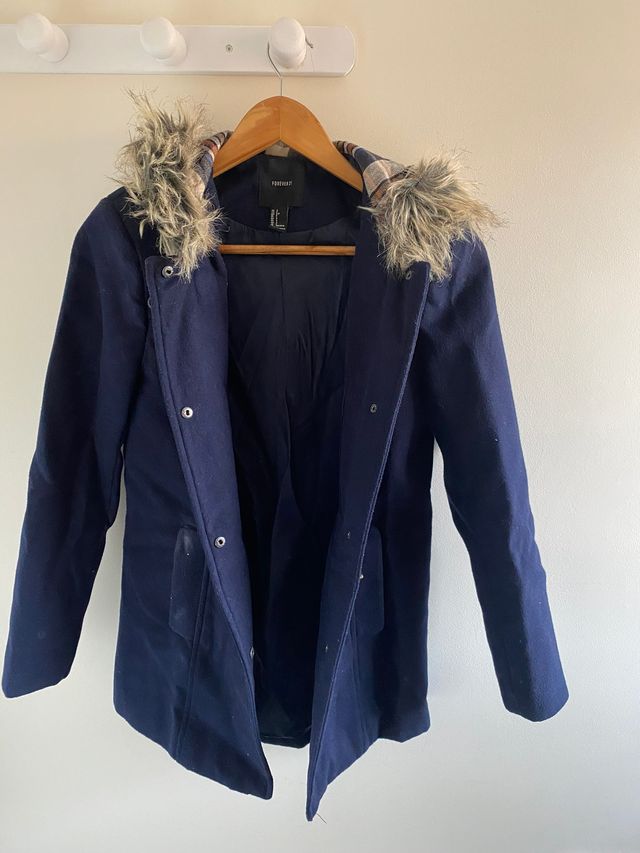 Abrigo azul marino con capucha y pelo