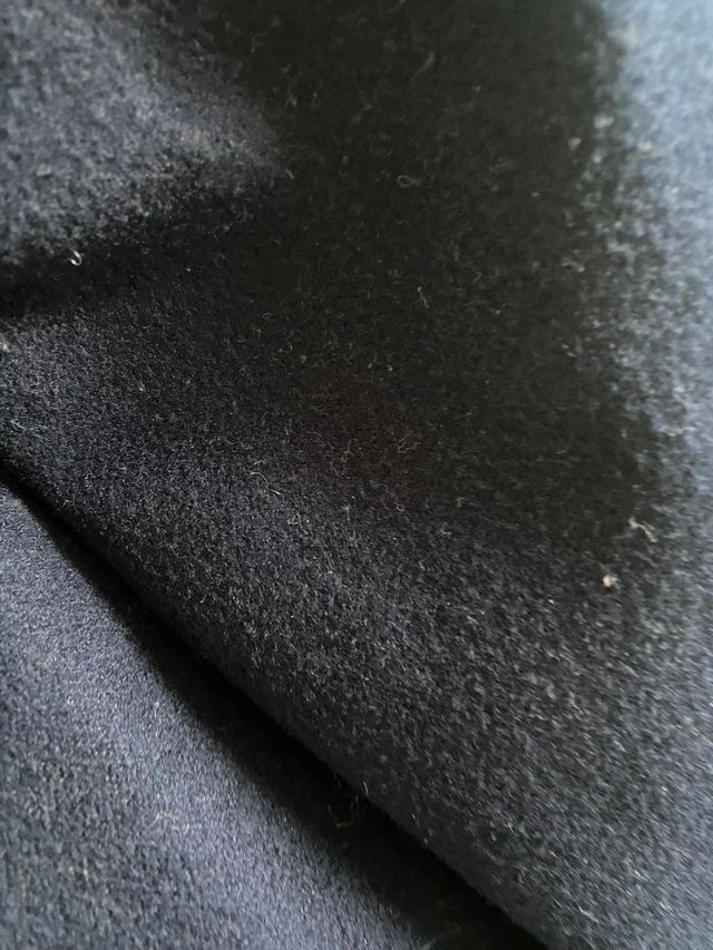 Abrigo azul marino con capucha y pelo