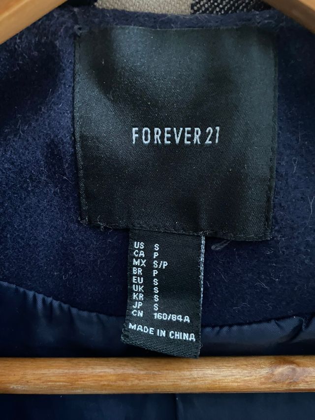 Abrigo azul marino con capucha y pelo