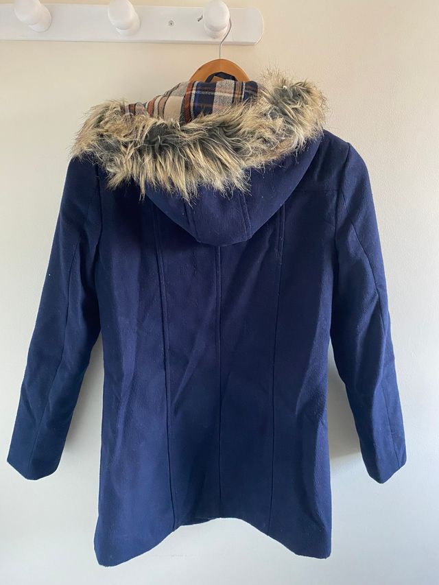 Abrigo azul marino con capucha y pelo