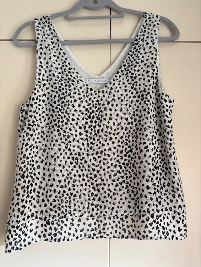 Top EASY WEAR cuello pico y estampado en negro