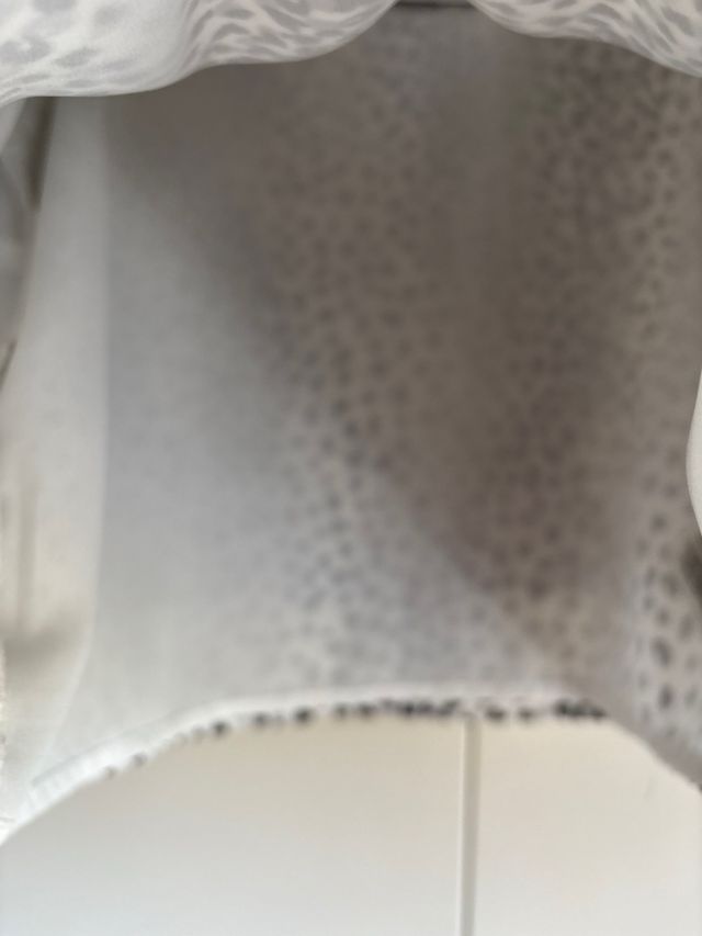 Top EASY WEAR cuello pico y estampado en negro