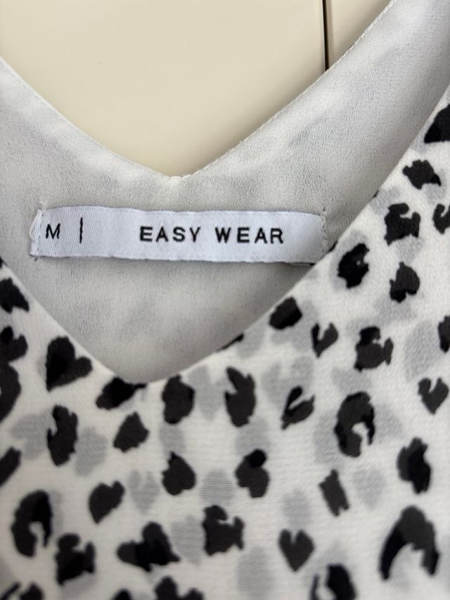 Top EASY WEAR cuello pico y estampado en negro
