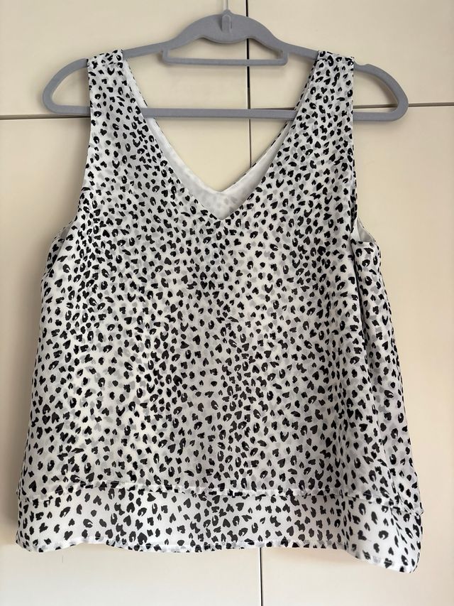 Top EASY WEAR cuello pico y estampado en negro