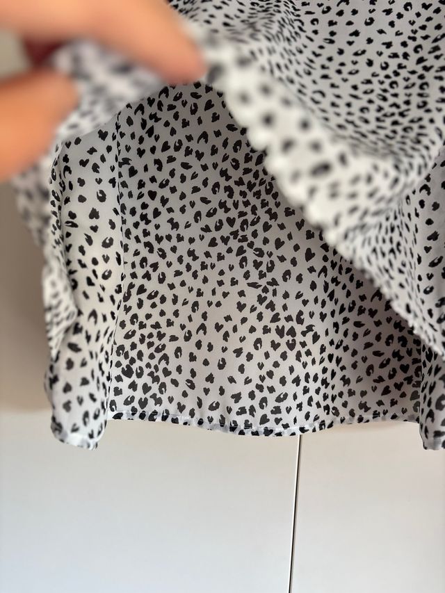 Top EASY WEAR cuello pico y estampado en negro