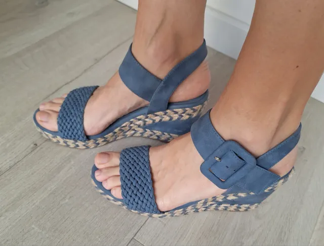 Sandalias Xti cuña azul y beige