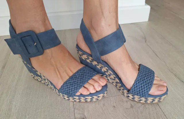 Sandalias Xti cuña azul y beige