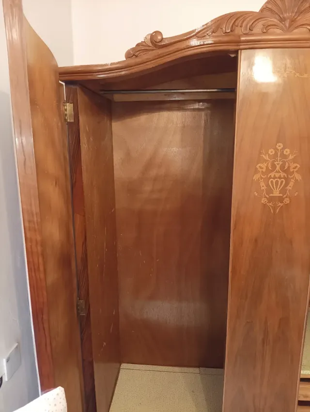 Armario de madera con puertas onduladas