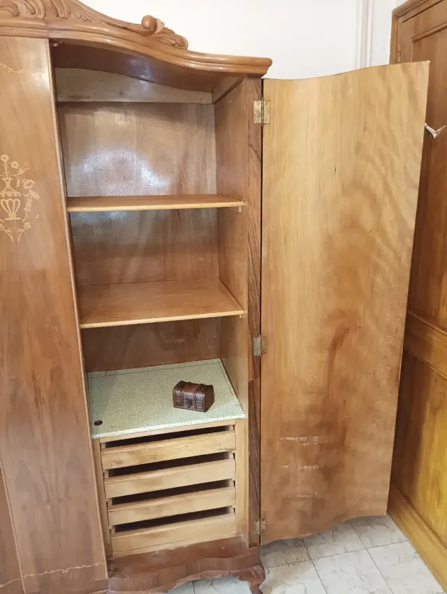 Armario de madera con puertas onduladas