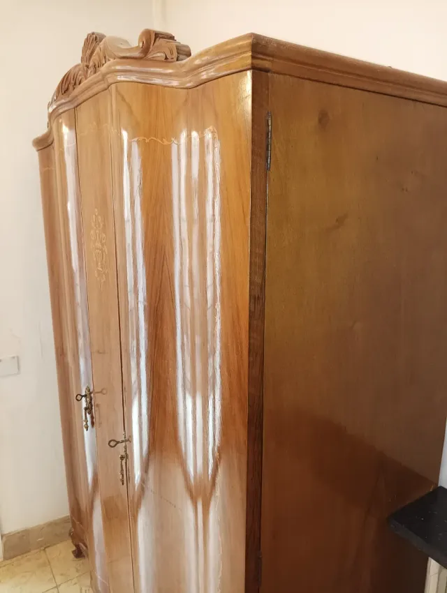 Armario de madera con puertas onduladas