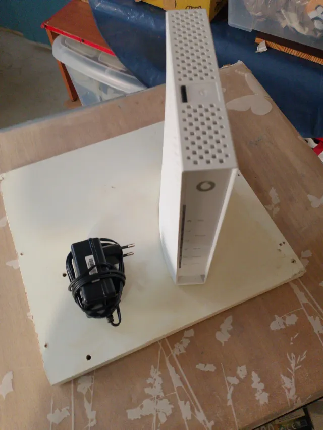 Router Vodafone bianco con adattatore