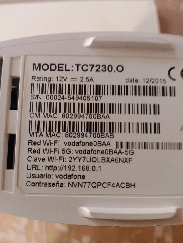 Router Vodafone bianco con adattatore