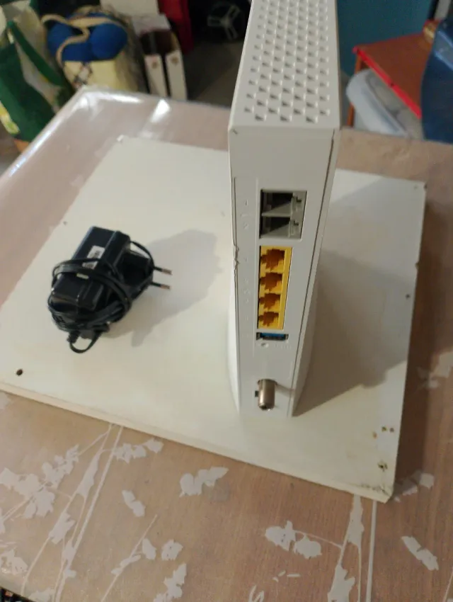 Router Vodafone bianco con adattatore