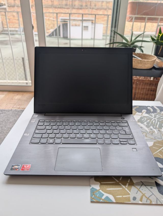 Portátil Lenovo V330 14 Ryzen 5