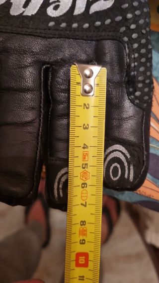 Guantes negros de cuero