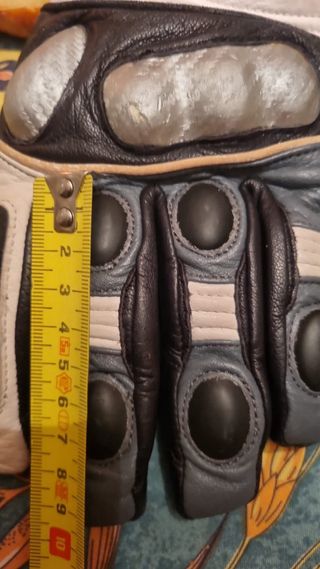 Guantes negros de cuero