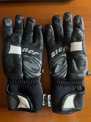 Guantes negros de cuero