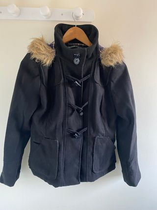 Abrigo paño negro con capucha y pelo