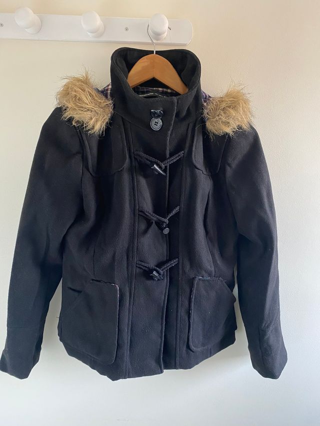 Abrigo paño negro con capucha y pelo