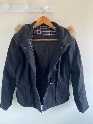 Abrigo paño negro con capucha y pelo