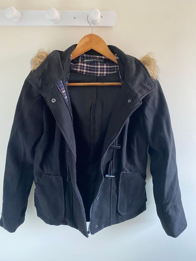 Abrigo paño negro con capucha y pelo