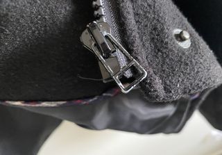 Abrigo paño negro con capucha y pelo