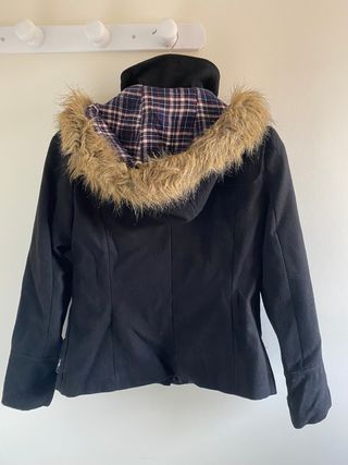 Abrigo paño negro con capucha y pelo