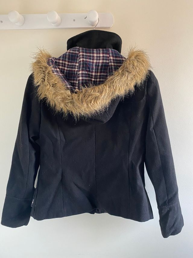 Abrigo paño negro con capucha y pelo