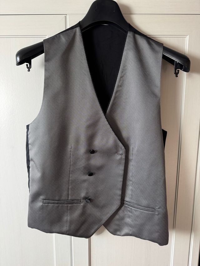 Chaleco de traje gris y negro