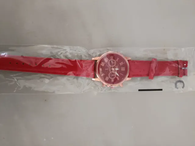 Reloj de pulsera rojo sin estrenar