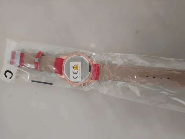 Reloj de pulsera rojo sin estrenar