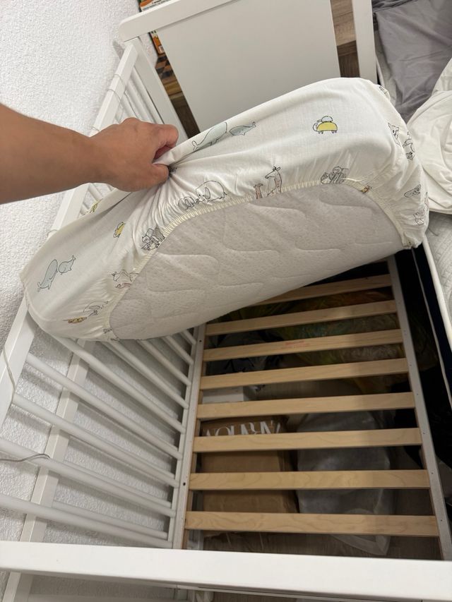 Cuna de bebé con colchón