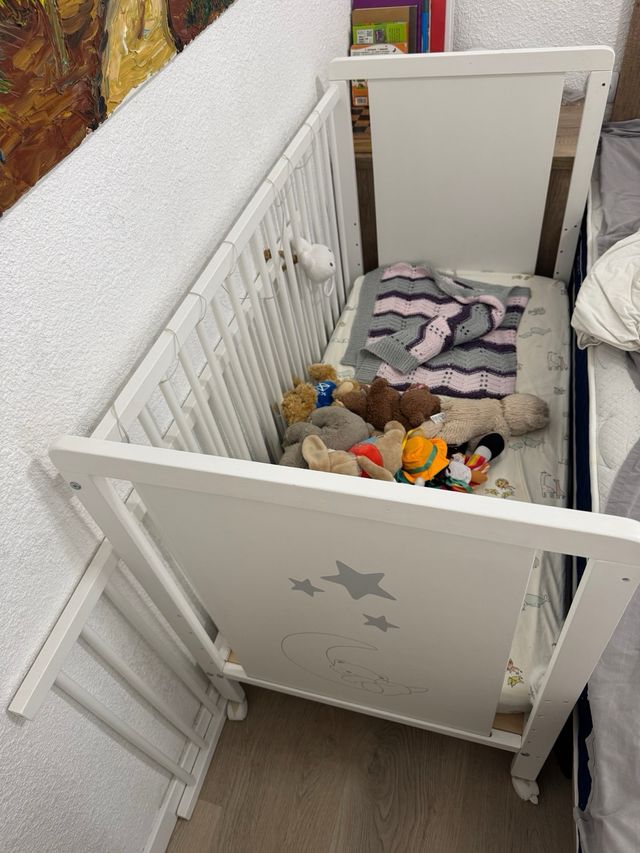 Cuna de bebé con colchón