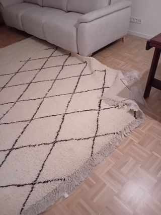 Alfombra de lana beige con rombos marrones